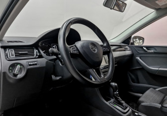 Подержанный автомобиль Skoda Rapid Liftback 2015 года (17 фото)