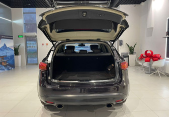 Подержанный автомобиль Infiniti QX70 2013 года (7 фото)