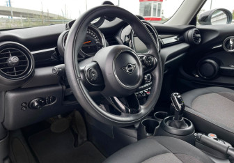 Подержанный автомобиль MINI Hatch 2020 года (13 фото)