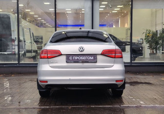 Подержанный автомобиль Volkswagen Jetta Sedan 2015 года (7 фото)