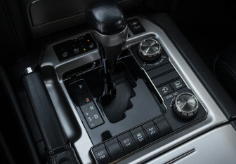 Подержанный автомобиль Toyota Land Cruiser Suv 2017 года (18 фото)