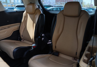 Подержанный автомобиль Kia Carnival 2021 года (9 фото)