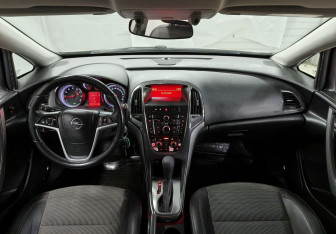 Подержанный автомобиль Opel Astra Hatchback 2011 года (11 фото)