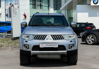 Подержанный автомобиль Mitsubishi Pajero Sport 2013 года (2 фото)