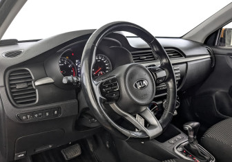 Подержанный автомобиль Kia Rio Hatchback 2018 года (15 фото)
