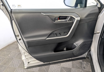 Подержанный автомобиль Toyota RAV4 2021 года (19 фото)