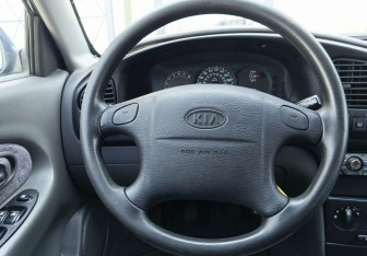 Подержанный автомобиль Kia Spectra Sedan 2006 года (13 фото)