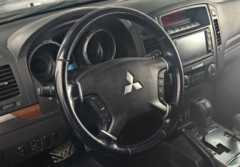 Подержанный автомобиль Mitsubishi Pajero 2007 года (12 фото)