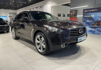 Подержанный автомобиль Infiniti QX70 2013 года (3 фото)