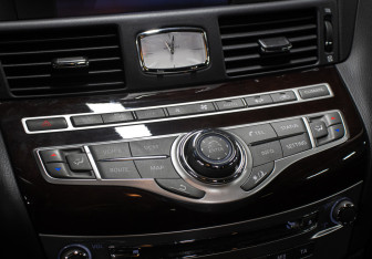 Подержанный автомобиль Infiniti Q70 2014 года (19 фото)