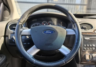 Подержанный автомобиль Ford Focus Sedan 2005 года (13 фото)