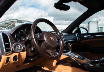 Подержанный автомобиль Porsche Cayenne 2013 года (9 фото)