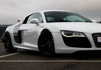 Подержанный автомобиль Audi R8 Coupe 2011 года (29 фото)