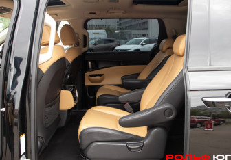 Подержанный автомобиль Kia Carnival 2022 года (8 фото)