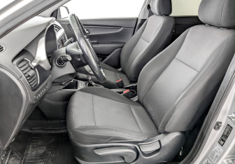 Подержанный автомобиль Kia Rio Hatchback 2021 года (20 фото)