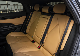 Подержанный автомобиль Changan UNI-V 2023 года (16 фото)