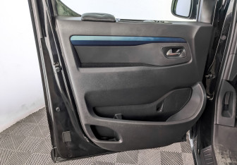 Подержанный автомобиль Peugeot Traveller 2018 года (19 фото)