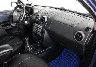 Подержанный автомобиль Ford Fusion 2005 года (10 фото)