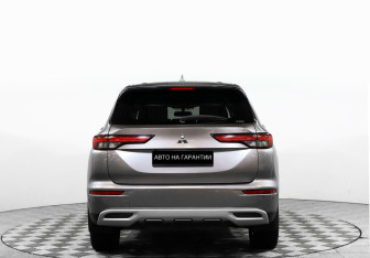 Подержанный автомобиль Mitsubishi Outlander 2021 года (5 фото)