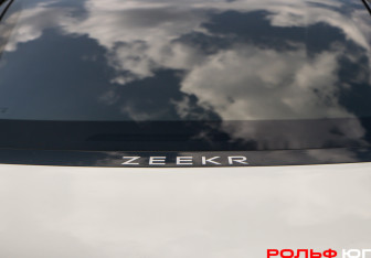 Подержанный автомобиль Zeekr 007 2024 года (16 фото)