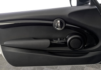 Подержанный автомобиль MINI Hatch 2021 года (19 фото)