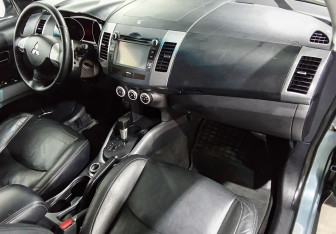 Подержанный автомобиль Mitsubishi Outlander 2006 года (10 фото)
