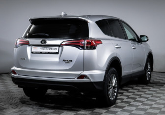 Подержанный автомобиль Toyota RAV4 2017 года (5 фото)