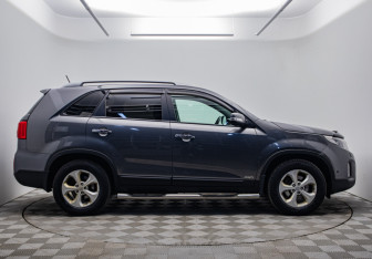 Подержанный автомобиль Kia Sorento 2015 года (6 фото)
