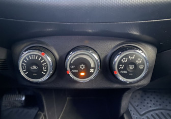 Подержанный автомобиль Peugeot 4007 2011 года (16 фото)