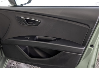 Подержанный автомобиль SEAT Leon Hatchback 2013 года (25 фото)