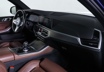 Подержанный автомобиль BMW X5 2021 года (10 фото)