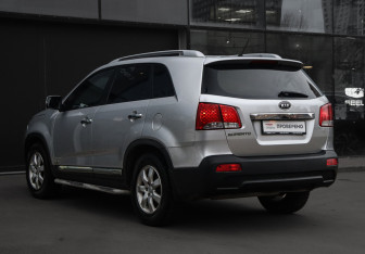 Подержанный автомобиль Kia Sorento 2011 года (7 фото)