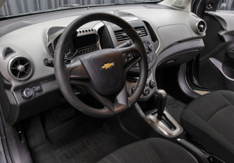 Подержанный автомобиль Chevrolet Aveo Hatchback 2013 года (16 фото)
