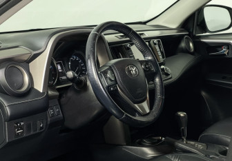 Подержанный автомобиль Toyota RAV4 2018 года (13 фото)