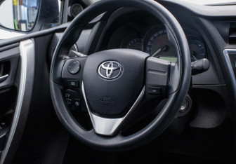 Подержанный автомобиль Toyota Auris Hatchback 2013 года (15 фото)