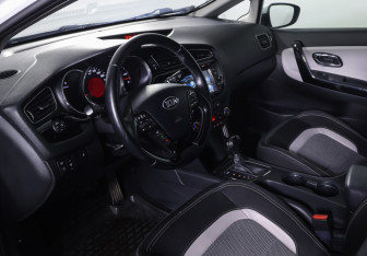 Подержанный автомобиль Kia Ceed Wagon 2015 года (15 фото)