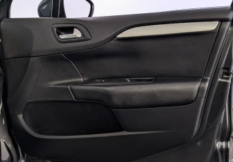 Подержанный автомобиль Citroen C4 Sedan 2017 года (25 фото)