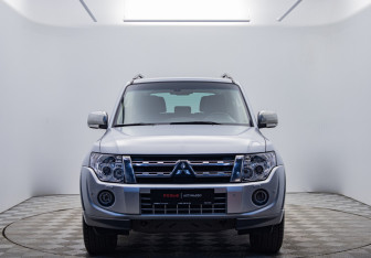 Подержанный автомобиль Mitsubishi Pajero 2012 года (8 фото)