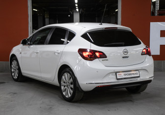 Подержанный автомобиль Opel Astra Hatchback 2014 года (7 фото)