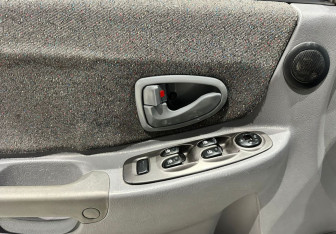 Подержанный автомобиль Hyundai Accent Hatchback 2005 года (8 фото)