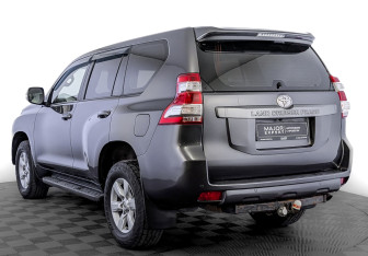 Подержанный автомобиль Toyota Land Cruiser Prado 2016 года (7 фото)