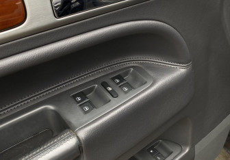 Подержанный автомобиль Volkswagen Touareg 2004 года (17 фото)