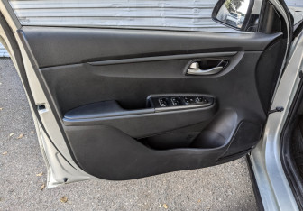 Подержанный автомобиль Kia Rio Hatchback 2020 года (18 фото)