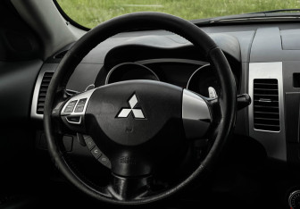 Подержанный автомобиль Mitsubishi Outlander 2008 года (14 фото)