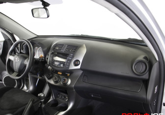 Подержанный автомобиль Toyota RAV4 2011 года (13 фото)