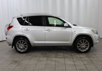 Подержанный автомобиль Toyota RAV4 2007 года (7 фото)