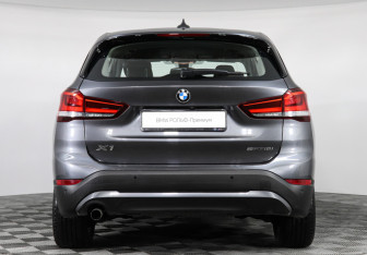 Подержанный автомобиль BMW X1 2021 года (4 фото)