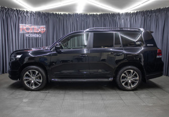 Подержанный автомобиль Toyota Land Cruiser Suv 2020 года (8 фото)