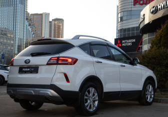 Подержанный автомобиль FAW Besturn X80 2019 года (4 фото)