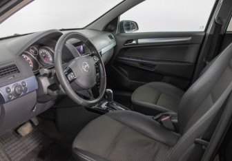 Подержанный автомобиль Opel Astra Sedan 2008 года (10 фото)